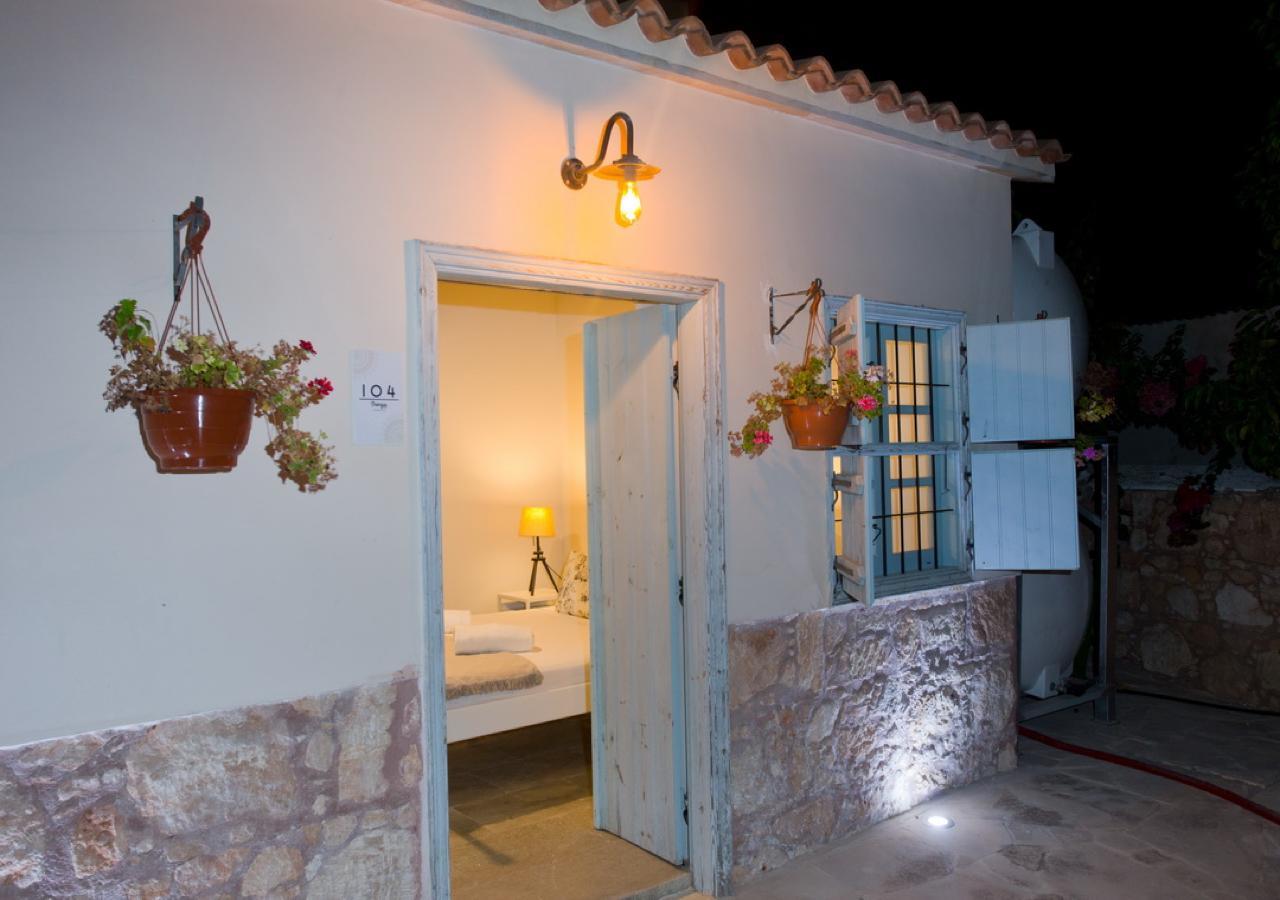 Shongas Inn Dherinia Esterno foto